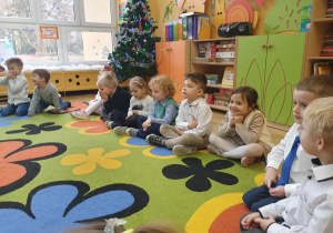 Mali artyści prezentują przygotowane piosenki i wierszyki