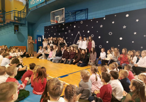 dzieci podczas występu