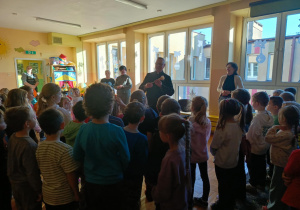 Ksiądz podczas spotkania z dziećmi