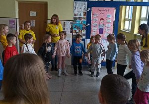 Przedszkolaki poznają szkolne korytarze