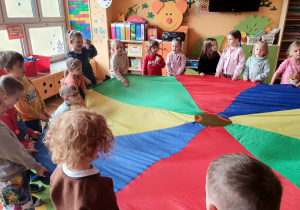 Zabawy z chustą animacyjną – wspólne gry ruchowe, nauka współpracy i mnóstwo radości podczas kolorowych zabaw integracyjnych.