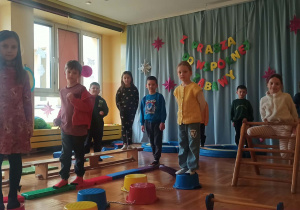 Tor przeszkód na sali gimnastycznej – pokonywanie przeszkód, rozwijanie sprawności fizycznej i dobrej zabawy.