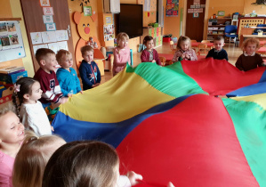 Zabawy z chustą animacyjną – wspólne gry ruchowe, nauka współpracy i mnóstwo radości podczas kolorowych zabaw integracyjnych.