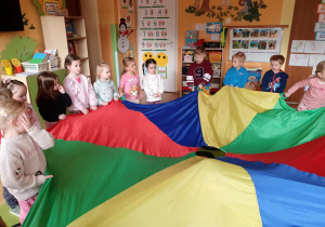 Zabawy z chustą animacyjną – wspólne gry ruchowe, nauka współpracy i mnóstwo radości podczas kolorowych zabaw integracyjnych.