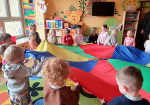 Zabawy z chustą animacyjną – wspólne gry ruchowe, nauka współpracy i mnóstwo radości podczas kolorowych zabaw integracyjnych.