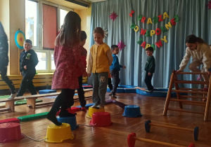 Tor przeszkód na sali gimnastycznej – pokonywanie przeszkód, rozwijanie sprawności fizycznej i dobrej zabawy.