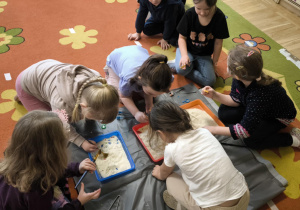 Mali archeolodzy w akcji – dzieci z Grupy III poznają zawód archeologa poprzez zabawę i proste eksperymenty.