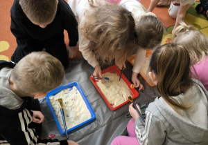 Zabawa i eksperymentowanie – wcielanie się w rolę archeologów podczas zajęć edukacyjnych.