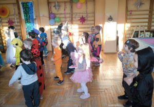 Taneczna zabawa – wspólne tańce i animacje przy wesołej muzyce.