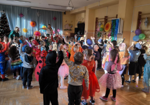 Taneczna zabawa – wspólne tańce i animacje przy wesołej muzyce.