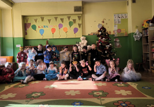 Karnawałowe przebrania – dzieci prezentują swoje kreatywne i bajkowe kostiumy.