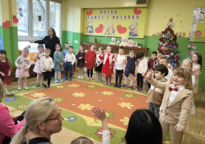 występ przedszkolaków przed zgromadzoną publicznością