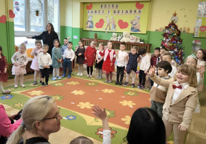 występ przedszkolaków przed zgromadzoną publicznością