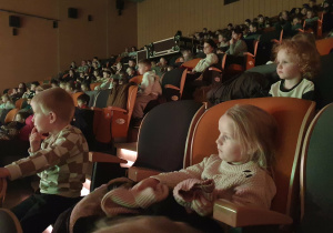 Z zainteresowaniem oglądamy spektakl