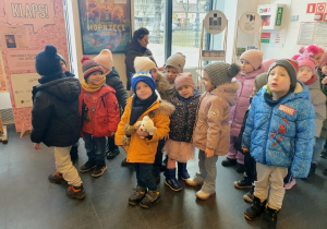 dzieci czekają na rozpoczęcie przedstawienie