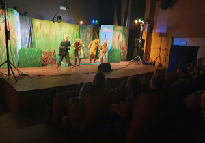 Kolorowa scenografia i wspaniała gra aktorów zachwyciły młodych widzów.