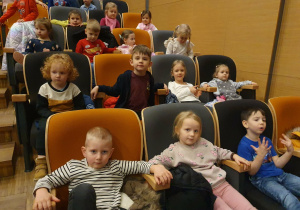 przed spektaklem, dzieci siedzą na widowni, czekają na rozpoczęcie przedstawienia