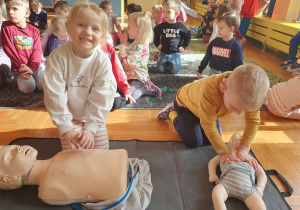 Pokaz resuscytacji na fantomie.