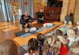 Strażak opowiada o swojej pracy.