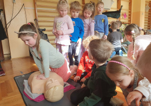 Pokaz resuscytacji na fantomie.