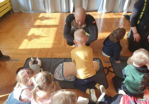 Przedszkolaki próbują swoich sił w ćwiczeniach.