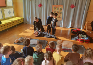 Nauka układania w pozycji bezpiecznej.