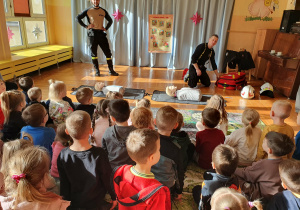 Strażak opowiada o swojej pracy.