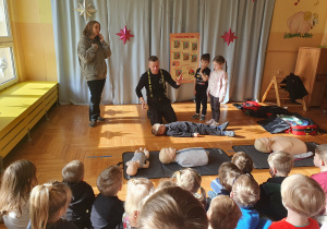 Nauka układania w pozycji bezpiecznej.