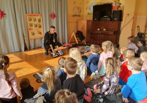 Oglądamy sprzęt strażacki z bliska.