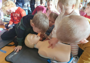 Przedszkolaki próbują swoich sił w ćwiczeniach.