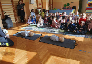 Oglądamy sprzęt strażacki z bliska.