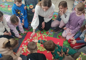 Kreatywne zabawy edukacyjne rozwijają wyobraźnię.