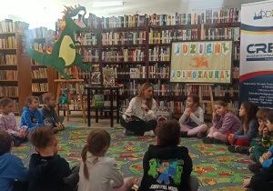 Dzieci poznają fascynujący świat dinozaurów.