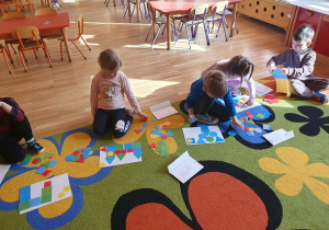 Układamy kompozycje z kolorowych figur.