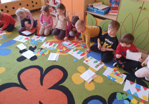 Układamy kompozycje z kolorowych figur.