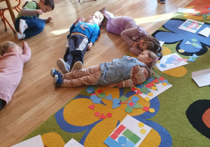 Układamy trójkąty ze swoich ciał.