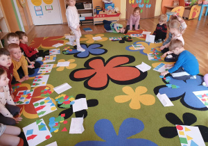 Układamy kompozycje z kolorowych figur.