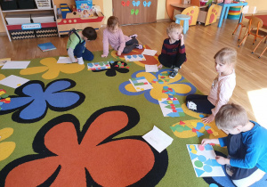 Układamy kompozycje z kolorowych figur.