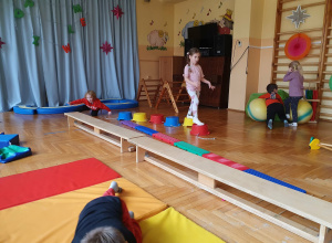 Zajęcia na torze przeszkód i integracja sensoryczna