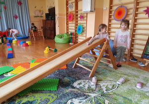 Integracja sensoryczna na sali gimnastycznej.