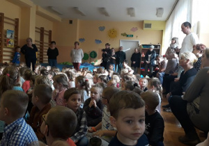 zgromadzone przedszkolaki na sali gimnastycznej słuchają ciekawostek zwiazanych z Polską