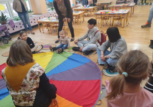 zabawy z chustą animacyjną