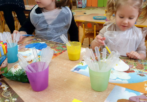 zabawa plastyczna przy stoliku