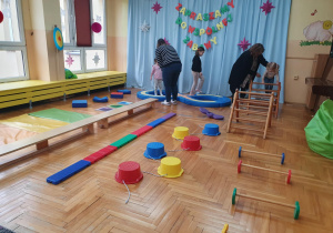 dzieci pokonują tor przeszkód