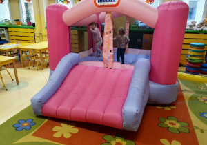 zabawa na dmuchanym zamku