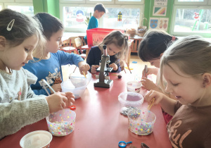 dzieci ćwiczą motorykę małą