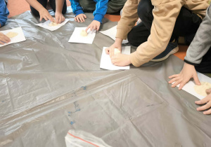 przedszkolaki z ciastoliny formułują wylkan