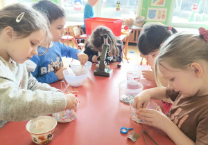 dzieci ćwiczą motorykę małą