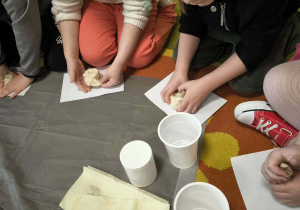 wylepiamy wulkan z ciastoliny