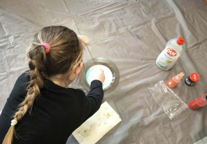 "Magiczne mleko" tworzymy tęczę, a także uczymy o działaniu detergentów, jak radzą sobie z brudem.